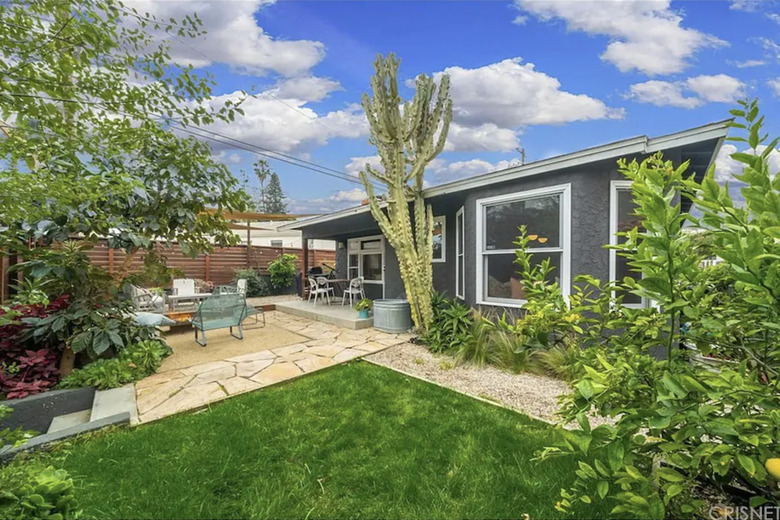 Patio and grassy yard in Venice Beach vacation bungalow