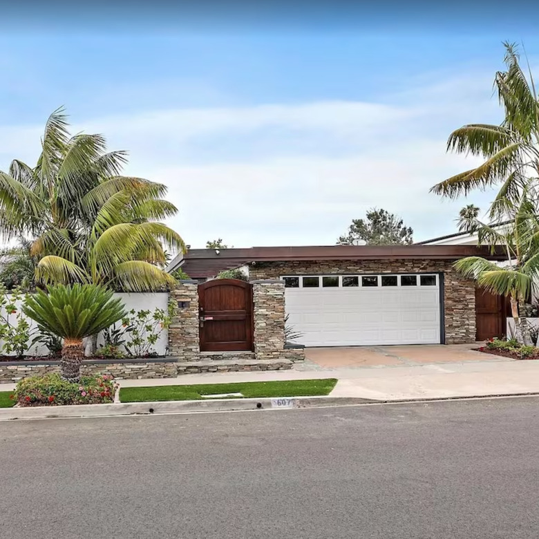 Beautiful Pool Home Close to the Beach