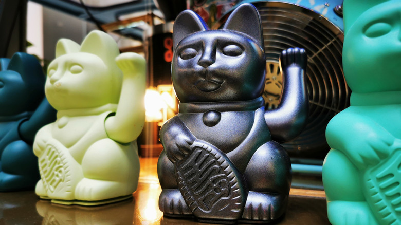 small cat statues