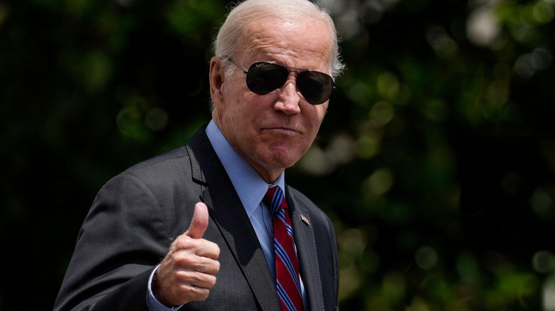 President Biden thumbs up on White House lawn